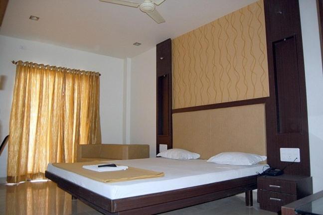 Hotel Sangram Palace Shirur エクステリア 写真