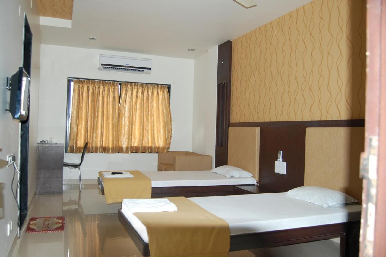 Hotel Sangram Palace Shirur エクステリア 写真