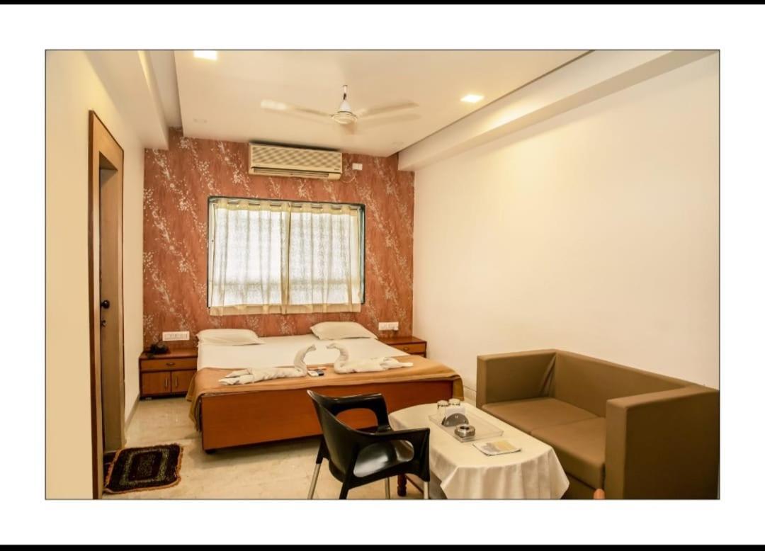Hotel Sangram Palace Shirur エクステリア 写真