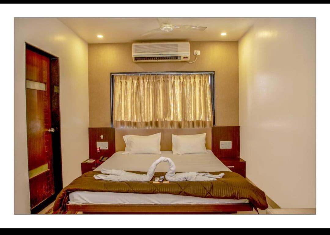 Hotel Sangram Palace Shirur エクステリア 写真
